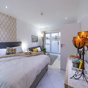 Quiet & Cosy In Claremont Apartment